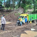 Di Tengah Lumpur, Polsek Soromandi Lakukan Pengaturan Arus Lalulintas dan Bantu Para Pengendara Sembarangi Jembatan