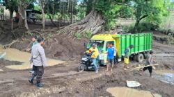 Di Tengah Lumpur, Polsek Soromandi Lakukan Pengaturan Arus Lalulintas dan Bantu Para Pengendara Sembarangi Jembatan