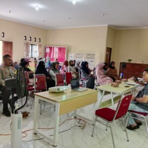 Bhabinkamtibmas Dampingi Kegiatan Sosialisasi PMT untuk Percepatan Penurunan Stunting