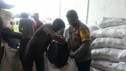 Jaga Kualitas, Polri Bantu Petani Lombok Barat Pipil Jagung