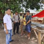 Polsek Sanggar Mengecek Rubuhnya Atap Sekolah SDN Boro Yang Masih Dalam Tahap Pembangunan