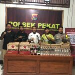 POLSEK PEKAT AMANKAN RATUSAN BOTOL MIRAS DALAM OPERASI PEMBERANTASAN PEREDARAN ILEGAL