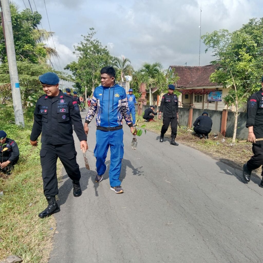 Tanam 2.200 Pohon Nangka, FSKR Bareng Brimob dan Polairud Polda NTB Gelar Baksos Penghijauan