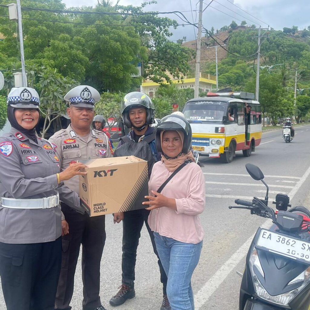Ops Zebra Rinjani 2025, Polres Bima Kota Bagikan Helm dan Beras Gratis kepada Pengendara
