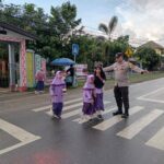 Polisi Bantu Siswa Menyeberang Jalan, Kapolres Tekankan Keselamatan Pelajar