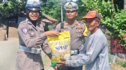 Jumat Berkah, Sat Lantas Polres Bima Kota Bantu Warga Pemukul Batu Di Kelurahan Manggemaci
