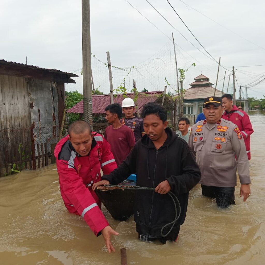Polri Bantu Warga di Sejumlah Pemukiman Yang Terdampak Banjir di Batuphat Barat
