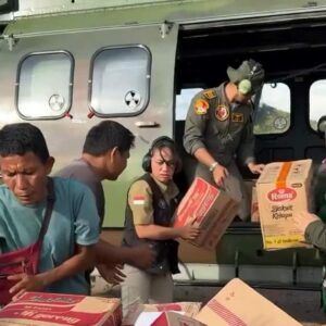 Ibu Bhayangkari Pandu Helikopter Bantuan ke Desa Terisolasi di Tapanuli Tengah