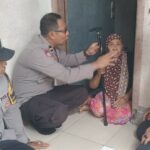 Polri Humanis! Polres Lombok Barat Salurkan Tongkat untuk Lansia dan Penyandang Lumpuh