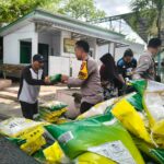 Bhabinkamtibmas Polres Bima Kota Bantu Pendistribusian Bazar Pangan Murah di Kelurahan Sadia
