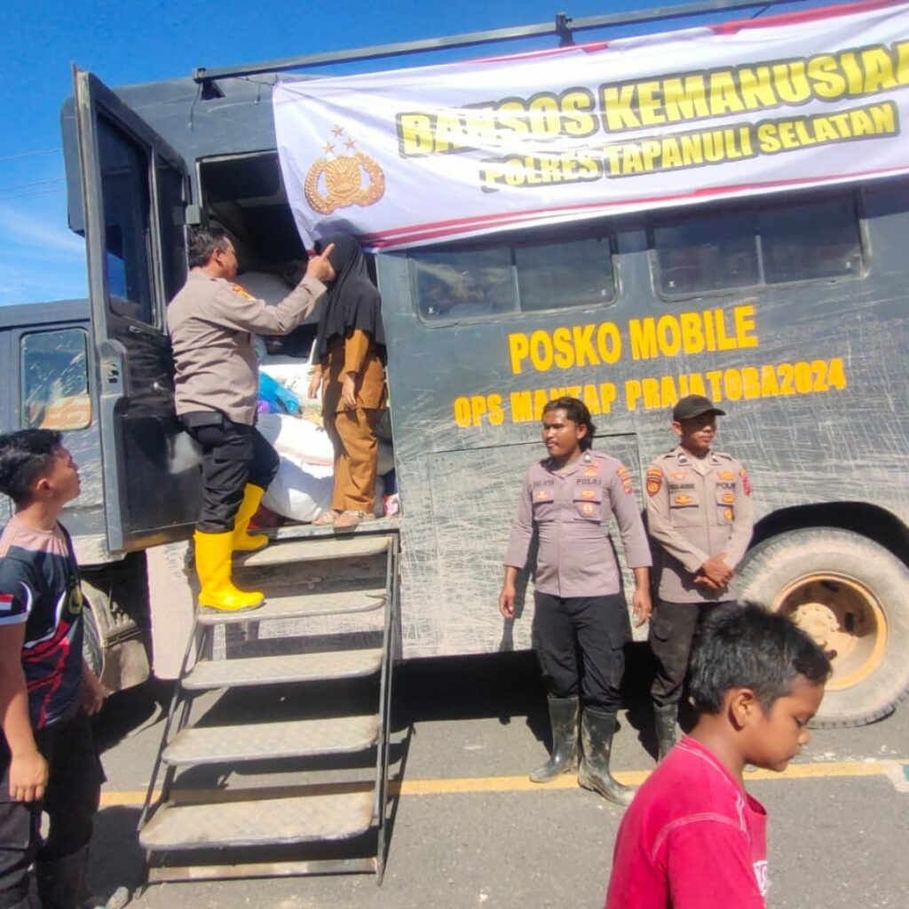 Polres Tapanuli Selatan Salurkan Bantuan Sosial untuk Korban Bencana Alam di Kelurahan Reniate