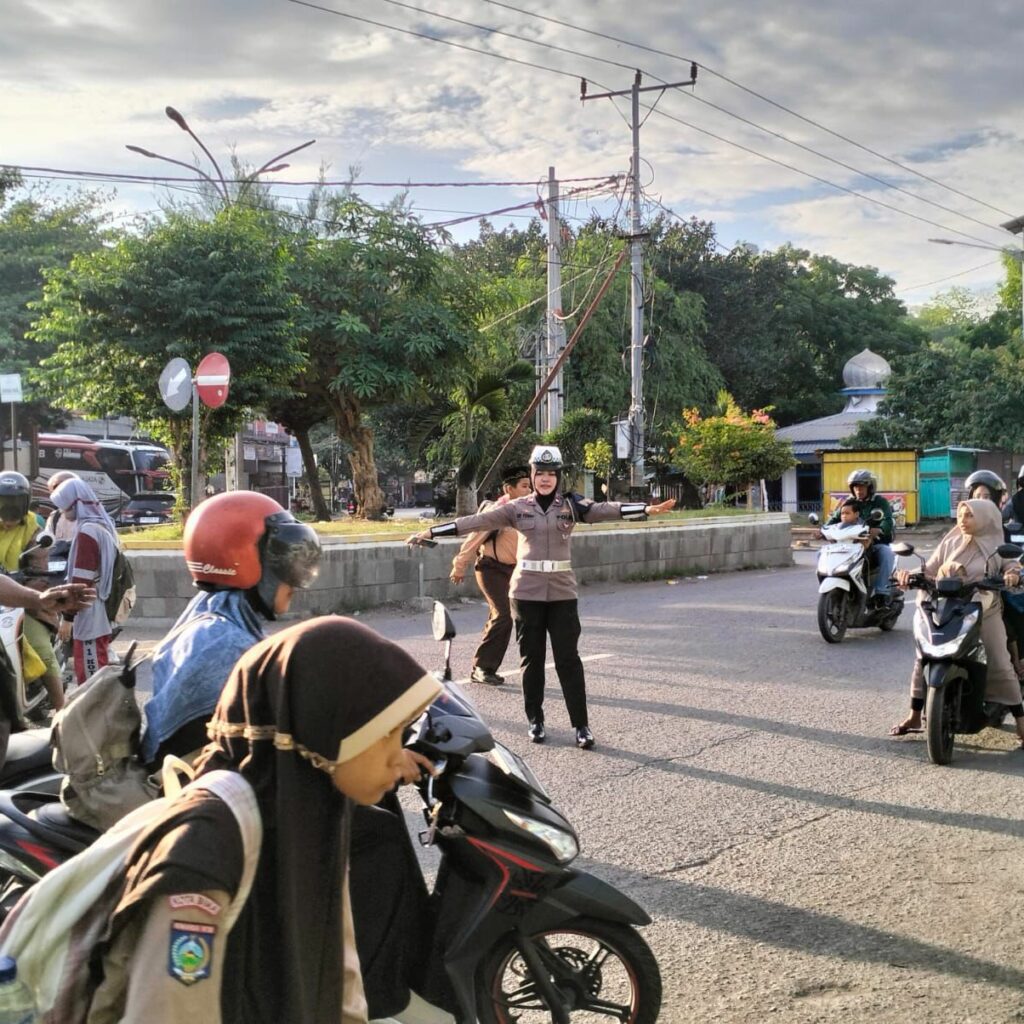 Unit Lantas Polsek Rasanae Barat Gelar Rawan Pagi / Strong Point, Cegah Kemacetan Dan Tekankan Keselamatan Berlalu Lintas