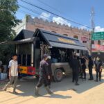 Polri Salurkan Air Bersih dan Bagikan Masker untuk Warga Terdampak Banjir di Nagan Raya