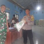 Polsek Lembar Amankan Distribusi 817 Paket Bantuan Pangan di Lombok Barat