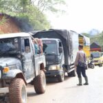 Kapolres Aceh Tengah Kawal dan Serahkan Langsung Bantuan dari Pemda dan Kapolri ke Wilayah Terisolir di Kecamatan Linge