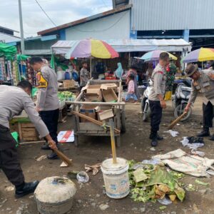 Polsek Rasanae Barat Polres Bima Kota Gelar Karja Bakti Bersihkan Pasar Raya Amahami