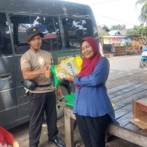 SAT BINMAS POLRES DOMPU GELAR GERAKAN PANGAN MURAH (GPM) DI DESA SORO BARAT, BANTU RINGANKAN BEBAN MASYARAKAT