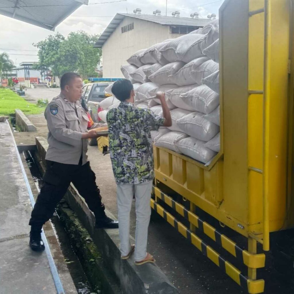 Sinergi Amankan Pangan: 7 Ton Jagung Petani Lobar Tiba di Gudang BULOG Mataram