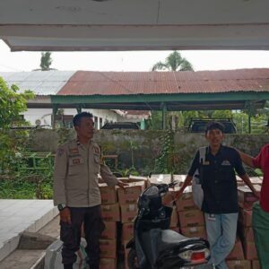 BHABINKAMTIBMAS MONTABARU DAMPAINGI PENYALURAN 9,5 TON BERAS & 1.900 LITER MINYAK GORENG, WARGA APRESIASI KEHADIRAN POLRI