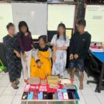 PENGGEREBEKAN BESAR-BESARAN DI KAMPUNG RAWAN NARKOBA, LIMA TERDUGA PELAKU SABU DIAMANKAN SATRESNARKOBA POLRES DOMPU