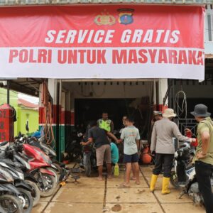 Bangkit Bersama Polri: Kapolres Tapteng Layani Service Motor Gratis untuk Warga Terdampak
