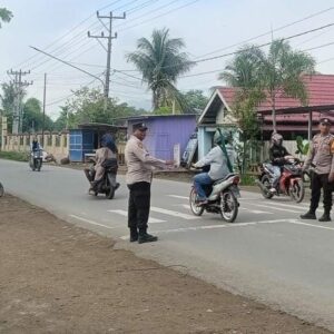 Rawan Pagi, Polsek Woha Laksanakan Pengaturan Arus Lalulintas di depan SMAN I Woha