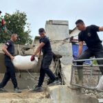 Gunakan Jembatan Sling Baja, Brimob Polda Aceh Bantu Salurkan Bantuan Logistik Untuk Masyarakat