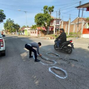 Jelang Natal dan Tahun baru, Polres Dompu Survei dan Tandai Jalan Berlubang Demi Keselamatan Pengendara